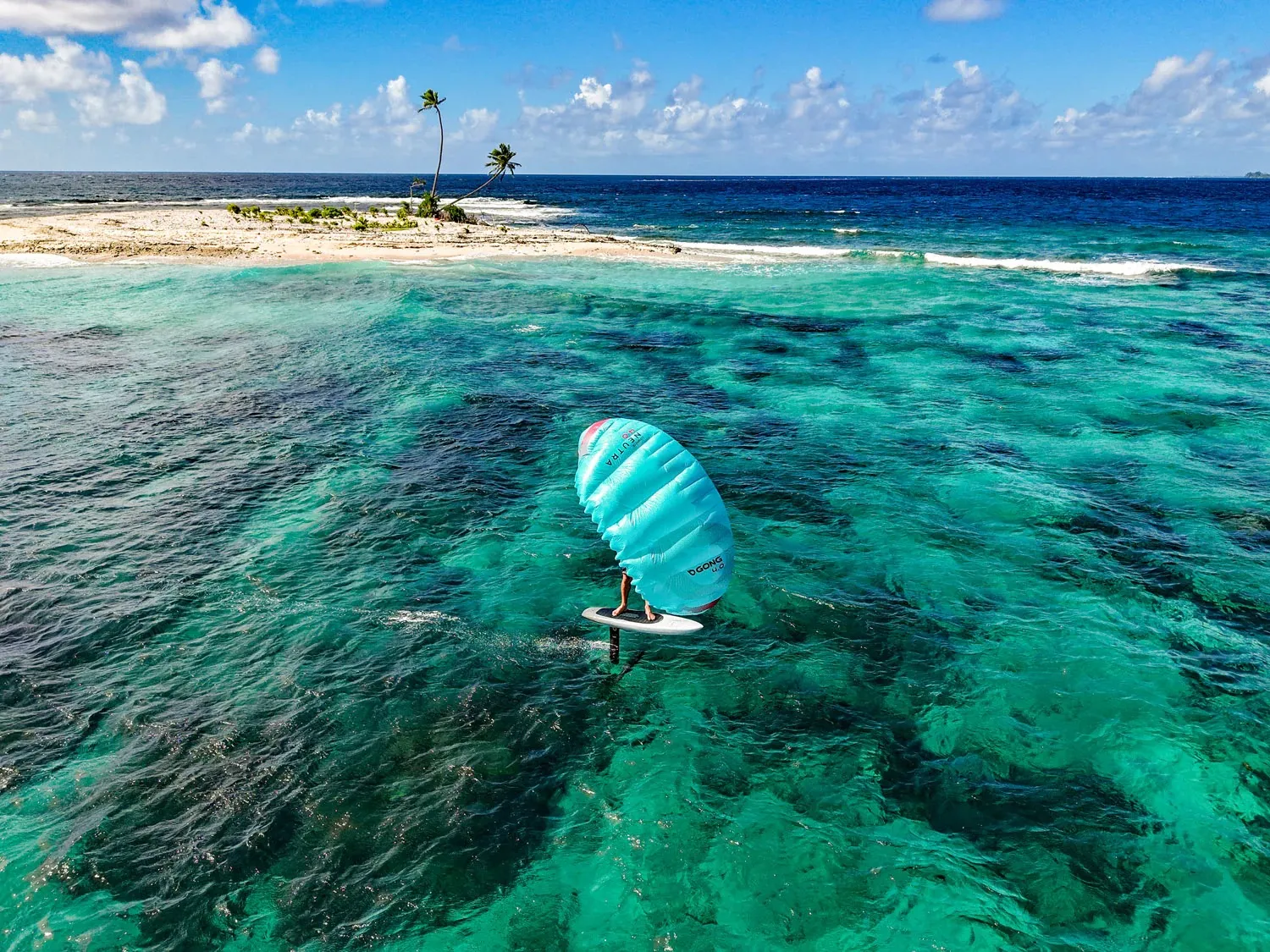 Gong parawing in action on the water